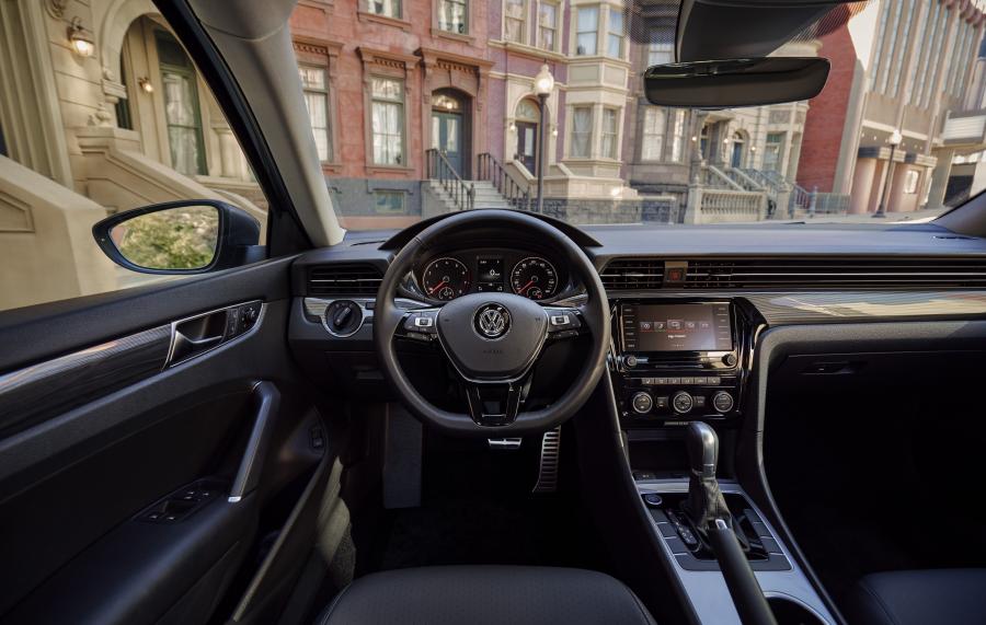 Торпедо Volkswagen Passat R-Line 2019 года  (NA) (фото 23 из 23)